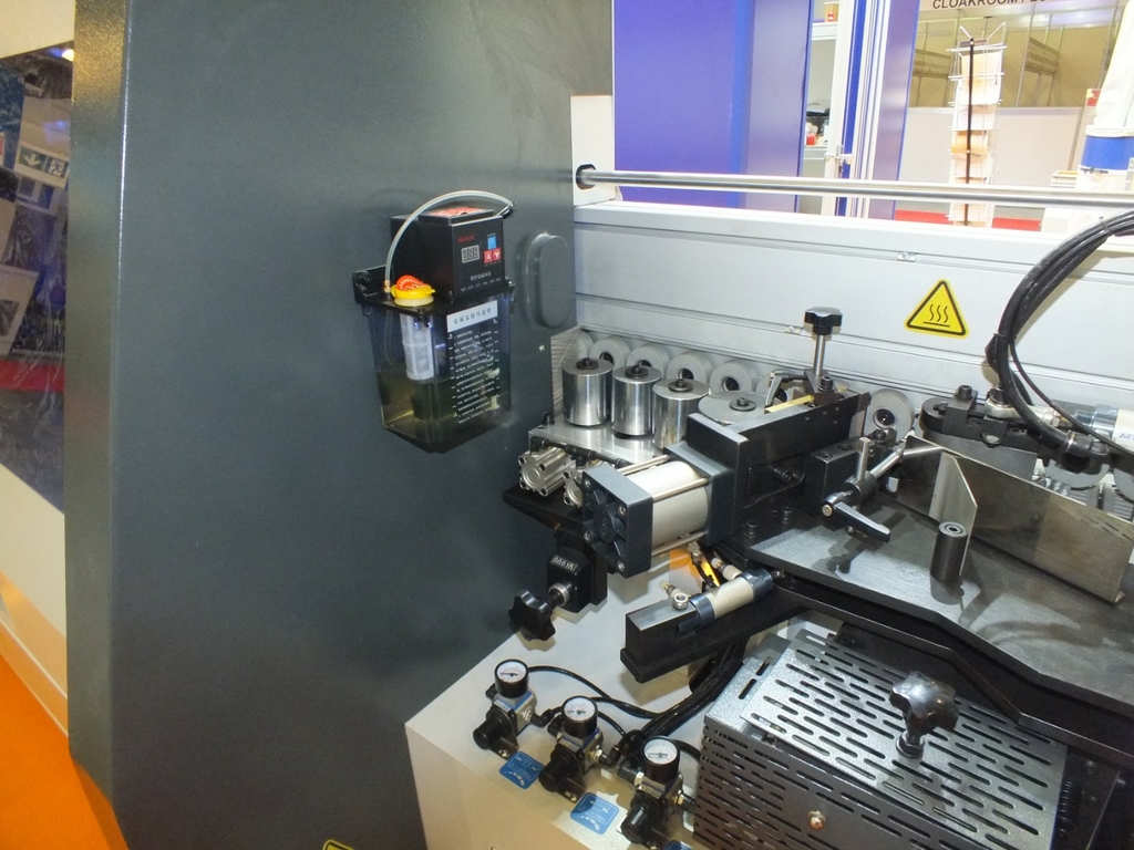 Кромкооблицовочный станок Ltt НН504