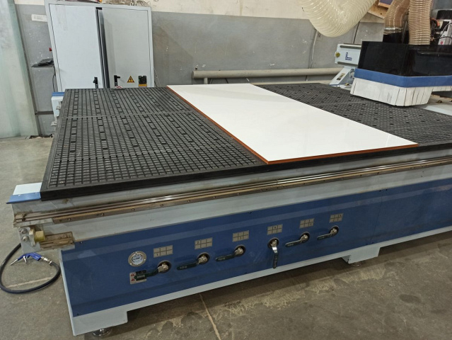 Фрезерный обрабатывающий центр с ЧПУ с автоматическим толкателем Beaver i-NEST BH PRO