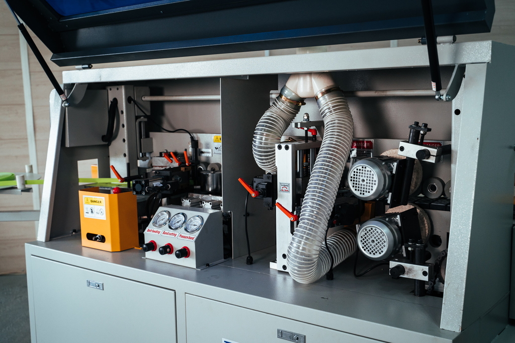 Кромкооблицовочный станок DELTAMACHINERY DM-215T