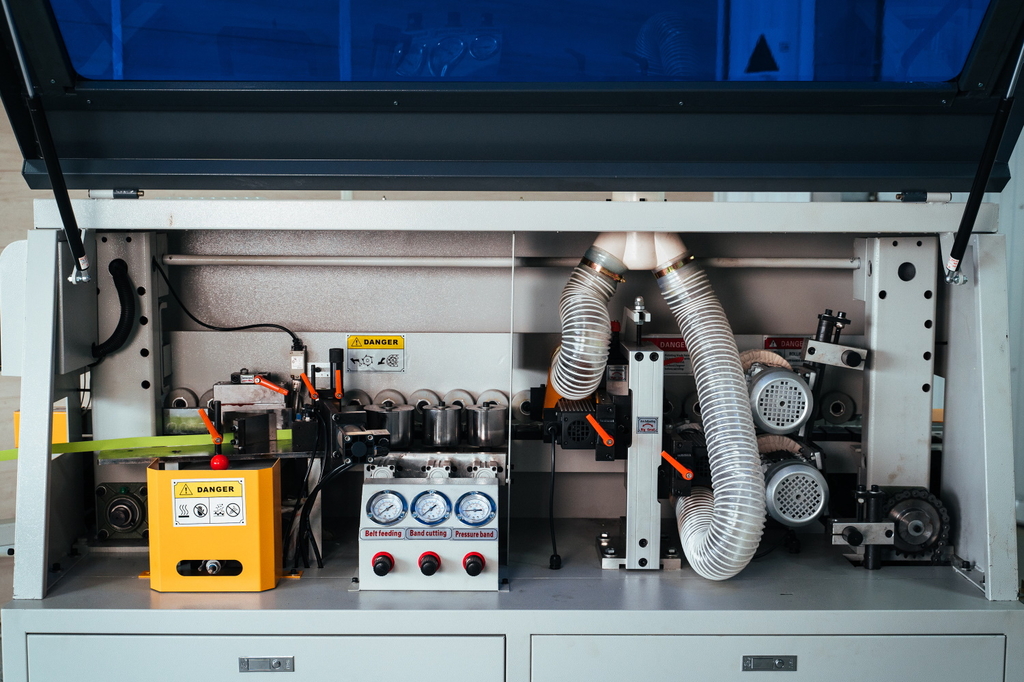 Кромкооблицовочный станок DELTAMACHINERY DM-215T