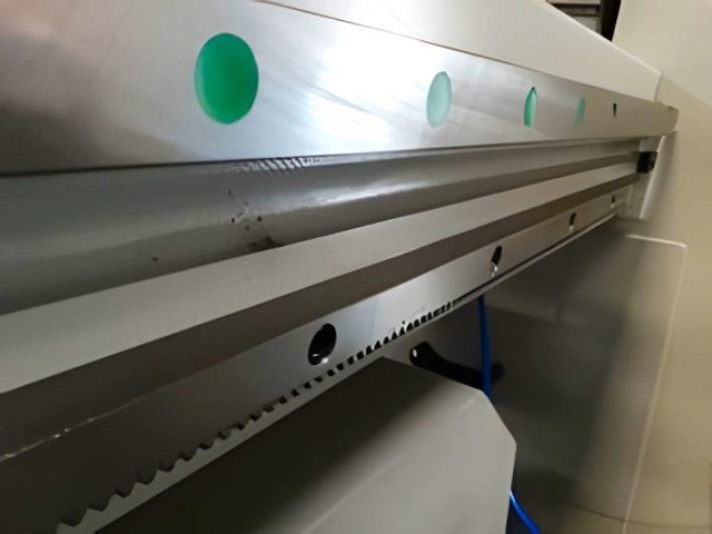 Автоматический торцовочный станок с поворотным столом и толкателем EcoWood Cut 230 Angle