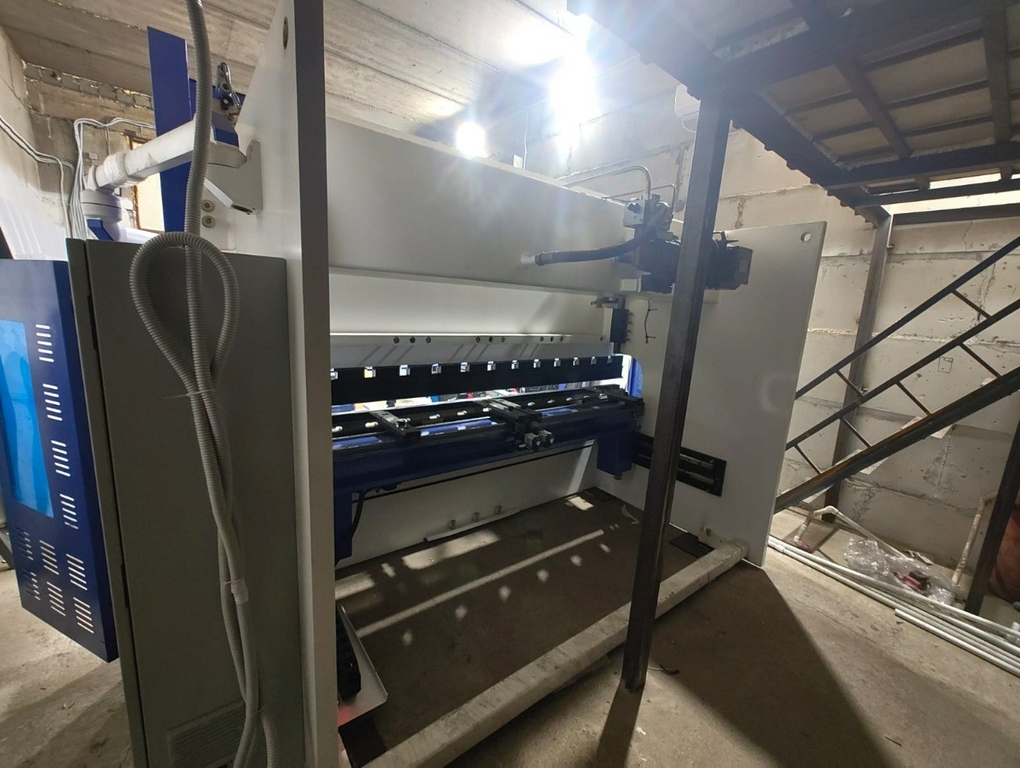 Гидравлический листогибочный пресс с контроллером HPB-E 125/3200