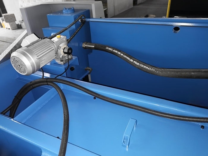 Листогибочный гидравлический пресс PBH100/3200 с руч.комп. прогиба с ЧПУ контрол. TP10S, производства Китай