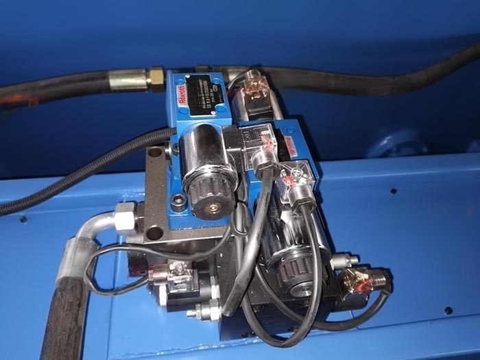 Листогибочный гидравлический пресс PBH100/3200 с руч.комп. прогиба с ЧПУ контрол. TP10S, производства Китай