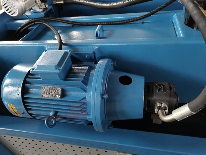 Листогибочный гидравлический пресс PBH100/3200 с руч.комп. прогиба с ЧПУ контрол. TP10S, производства Китай