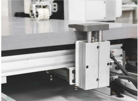 Обрабатывающий центр с ЧПУ для фрезерования отверстий в дверных полотнах и коробках под замок и петли HOLD HMD2200