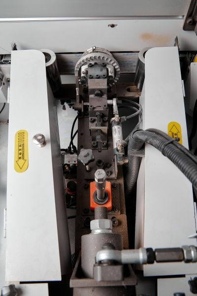 Линия УФ-окраски, сушки и шлифования торцов мебельных деталей