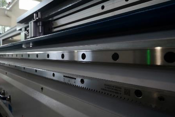 Обрабатывающий центр с ЧПУ KDT KN-3710DE