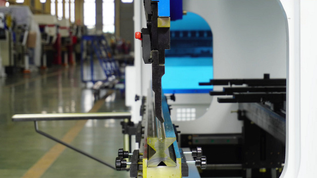 Гидравлический листогибочный пресс SMD PBA 170-3200