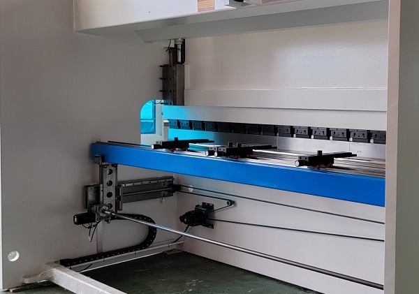 Листогибочный гидравлический пресс с ЧПУ TP10S MetalTec HBM 100/3200C