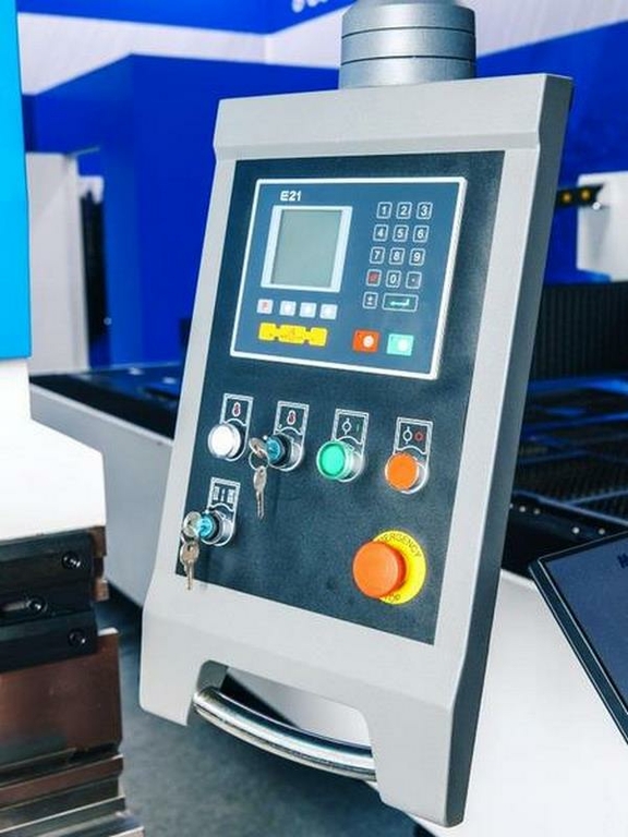 Листогибочный гидравлический пресс MetalTec HBM 160/3200M (E22, инвертор заднего упора)