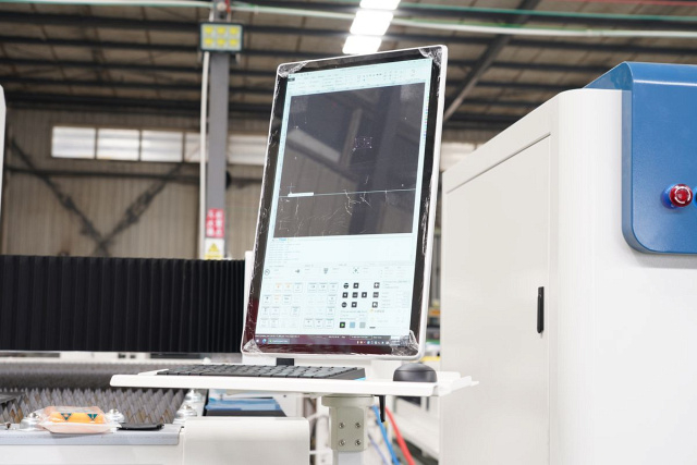 Оптоволоконная установка лазерного раскроя с модулем для обработки труб LX