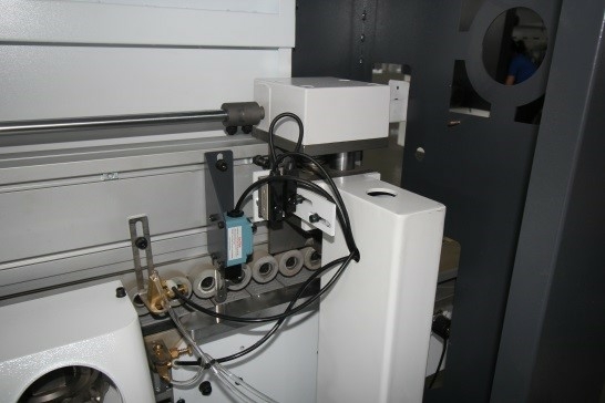 Кромкооблицовочный автоматический станок  BJD F832JSR