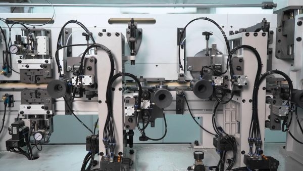 Автоматический кромкооблицовочный станок KDT KE-526G