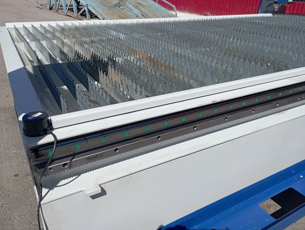 Оптоволоконный лазерный станок для резки металла Ltt 3015B (1000)