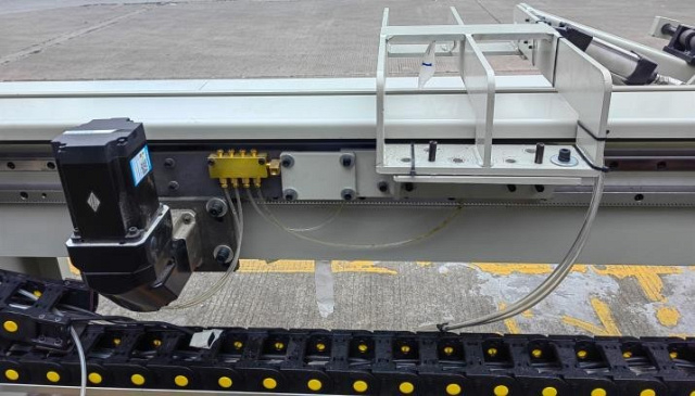 Автоматический торцовочный станок с поворотным столом и толкателем EcoWood Cut 230 Angle