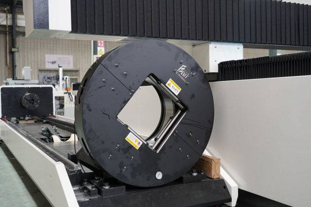 Оптоволоконная установка лазерного раскроя с модулем для обработки труб LX