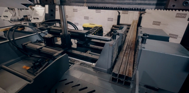 Автоматические ленточнопильные станки по металлу колонного типа IRONMAC CUT-500, 650, 700 CHA