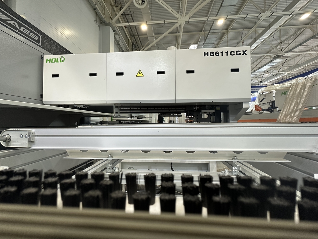 Сверлильно-присадочный станок с ЧПУ HOLD HB611CGX