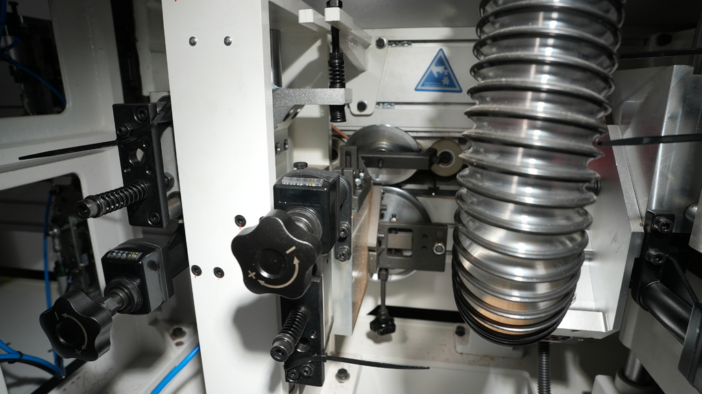 Автоматический кромкооблицовочный станок с серво-перенастройкой основных узлов ADVANTAGE 5000RF SERVO