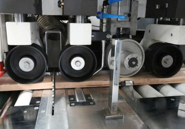 Автоматический торцовочный станок с функцией вырезки дефектов и оптимизации JANGJA AM8424 / EM8441