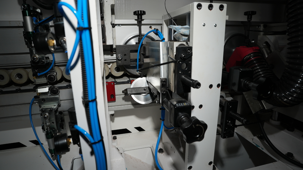 Автоматический кромкооблицовочный станок с серво-перенастройкой основных узлов ADVANTAGE 5000RF SERVO