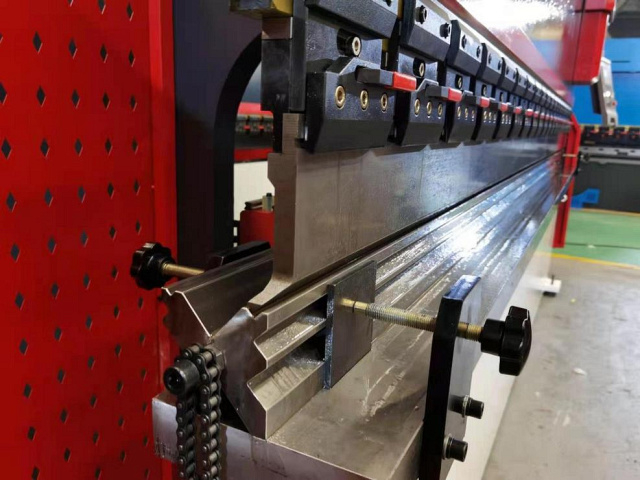 Гидравлический листогибочный пресс KPB30-1600