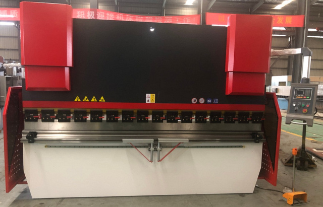 Гидравлический листогибочный пресс KPB30-1600