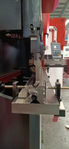 Гидравлический листогибочный пресс KPB30-1600