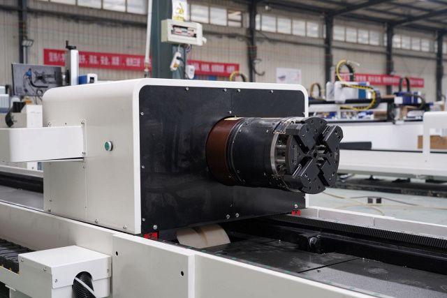 Оптоволоконная установка лазерного раскроя с модулем для обработки труб LX