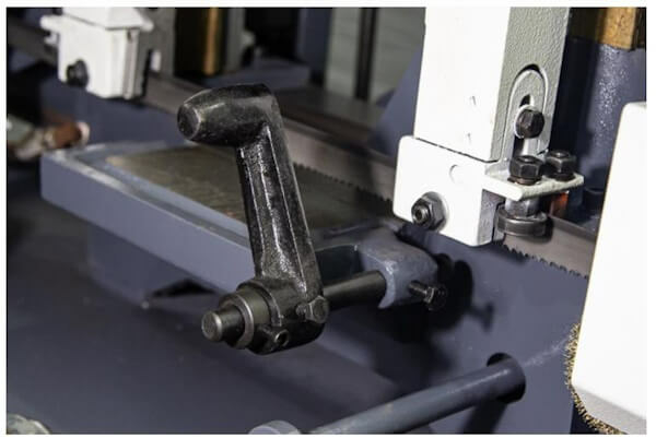 Полуавтоматический ленточнопильный станок MetalMaster MGH-350E