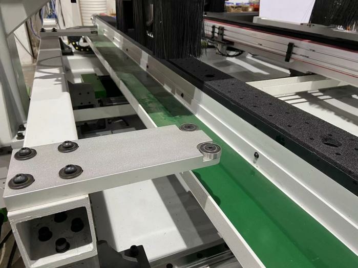 Форматно-обрезной центр с ЧПУ для дверных полотен HOLD HV321