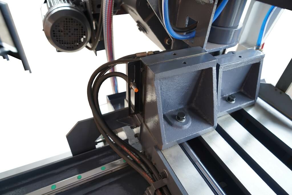 Автоматический ленточнопильный станок MetalMaster MSK 300 Е