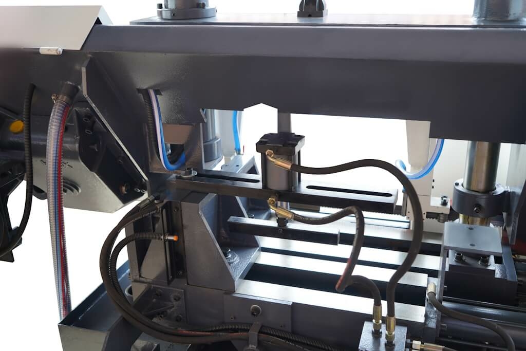 Автоматический ленточнопильный станок MetalMaster MSK 300 Е