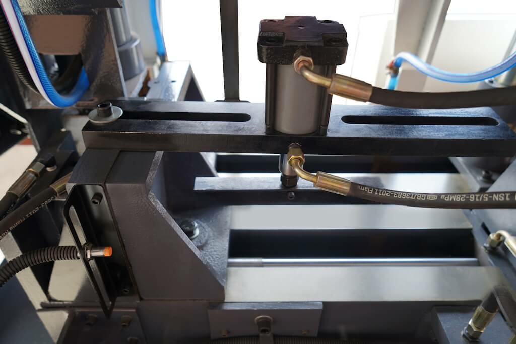 Автоматический ленточнопильный станок MetalMaster MSK 300 Е