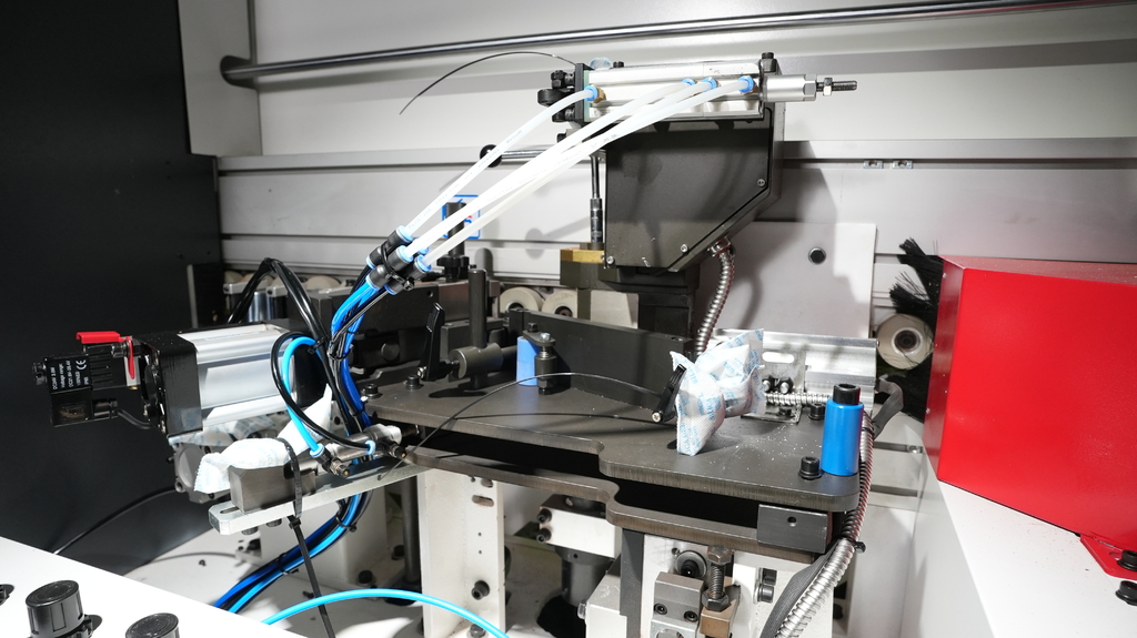 Автоматический кромкооблицовочный станок с серво-перенастройкой основных узлов ADVANTAGE 5000RF SERVO