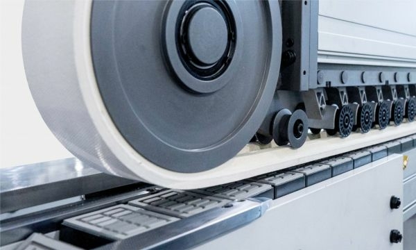 Лазерный кромкооблицовочный станок с сервоприводами KDT KE-706GBSUT Laser 3.0