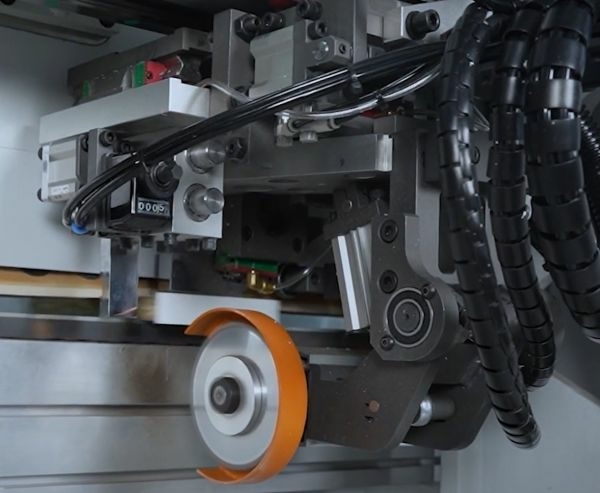 Автоматический кромкооблицовочный станок KDT KE-526G