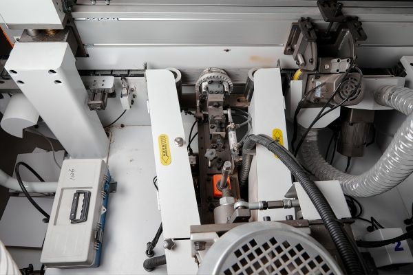 Линия УФ-окраски, сушки и шлифования торцов мебельных деталей