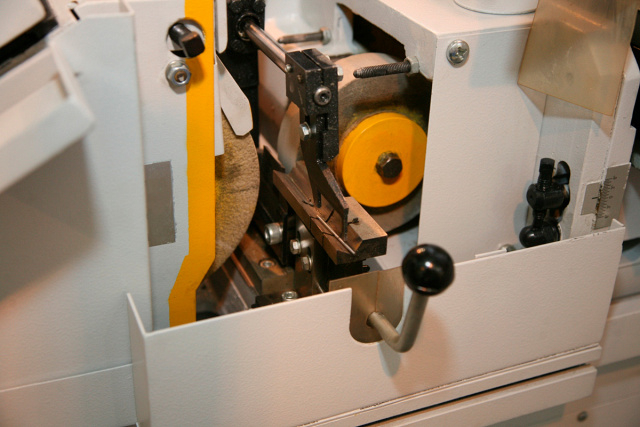 Бесцентрово-шлифовальынй станок UNIVEQ UCG-4015