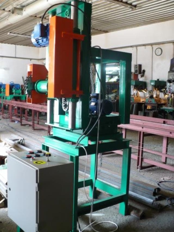 Фрезерный станок для пазов под окна и двери Алтай-Ф