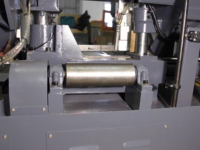 Полуавтоматический двухстоечный ленточнопильный станок G4220