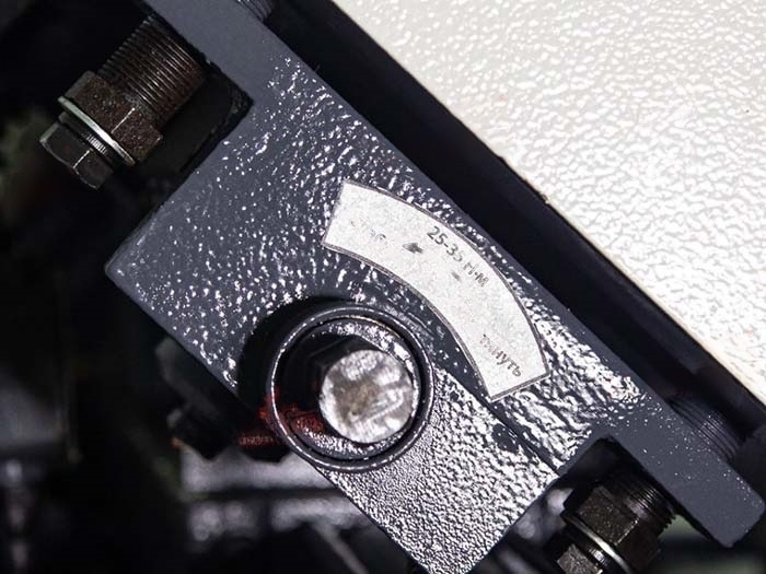 Полуавтоматический двухстоечный ленточнопильный станок G4230