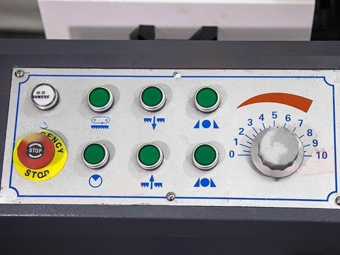 Полуавтоматический двухстоечный ленточнопильный станок G4220