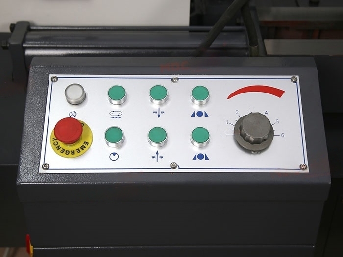 Полуавтоматический двухстоечный ленточнопильный станок G4230Z с поворотной рамой