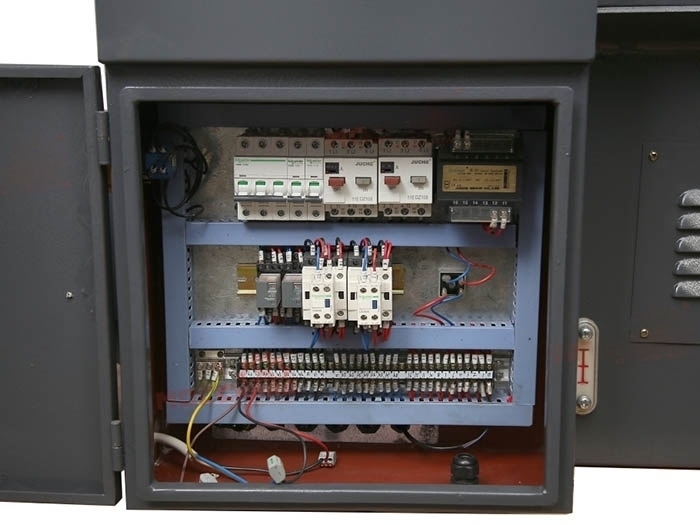 Полуавтоматический двухстоечный ленточнопильный станок G4230Z с поворотной рамой