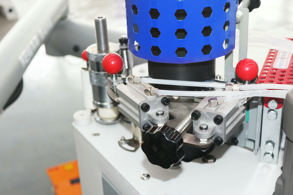 Полуавтоматический кромкооблицовочный станок DELTAMACHINERY DM-900