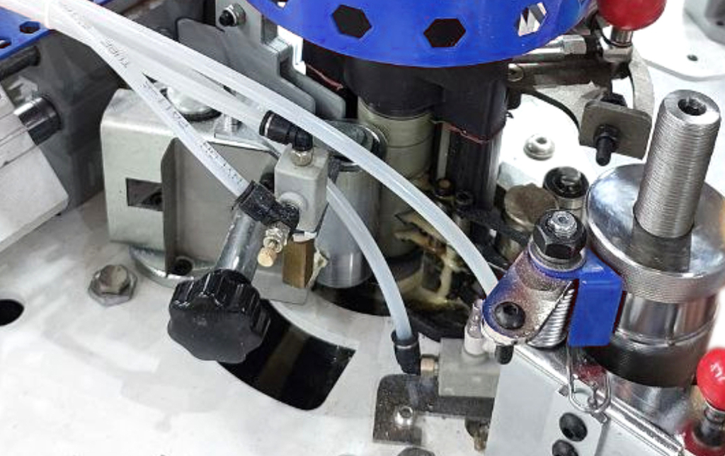 Полуавтоматический кромкооблицовочный станок DELTAMACHINERY DM-900