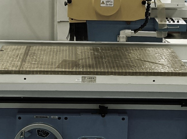 Плоскошлифовальный станок с контроллером (PLC) UNIVEQ USG 40100NC2