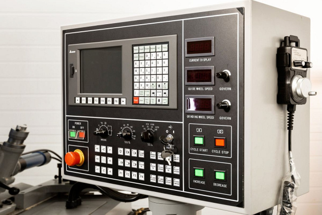 Бесцентрово-шлифовальный станок UCG-3015 NC